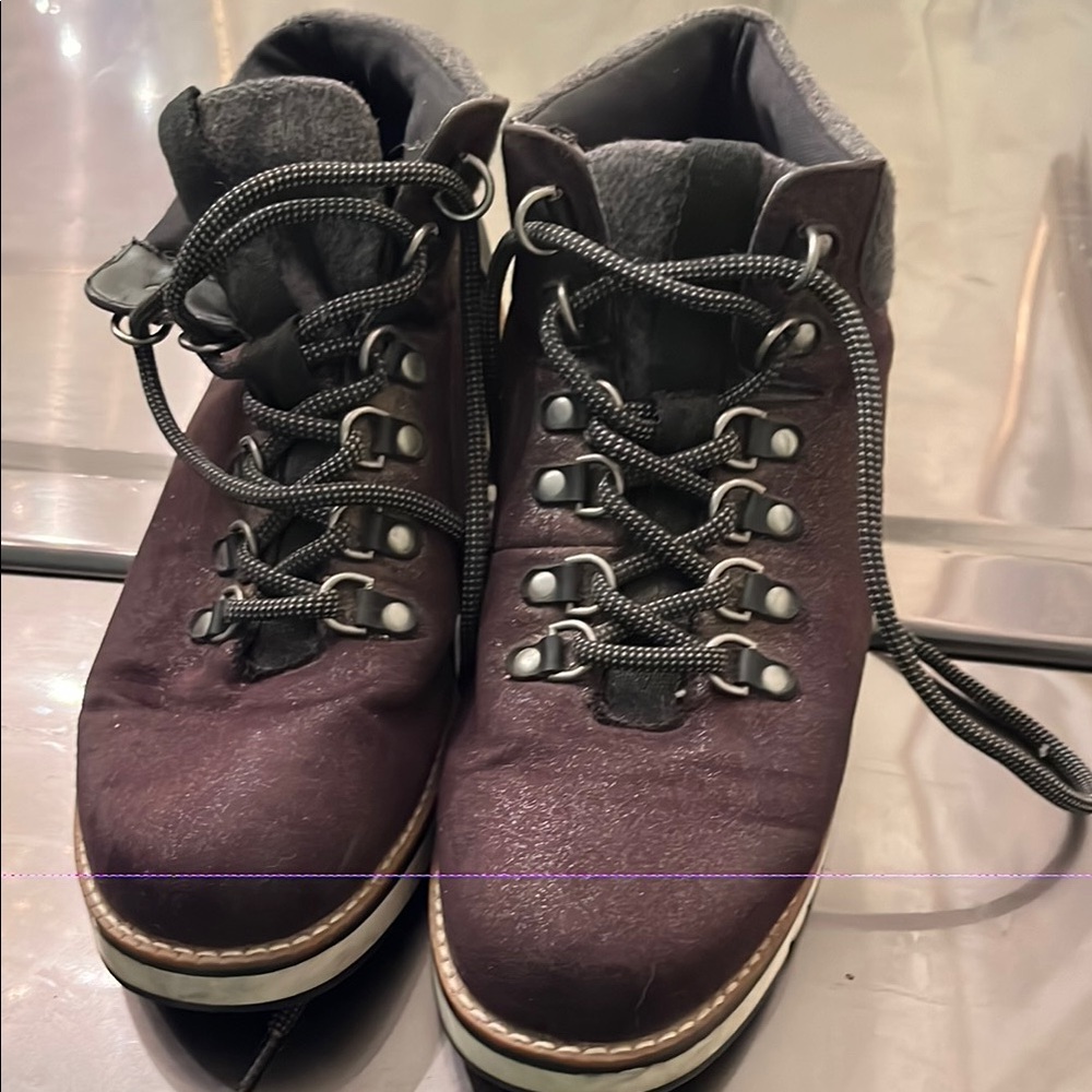 Woman’s Black Hiking Boots